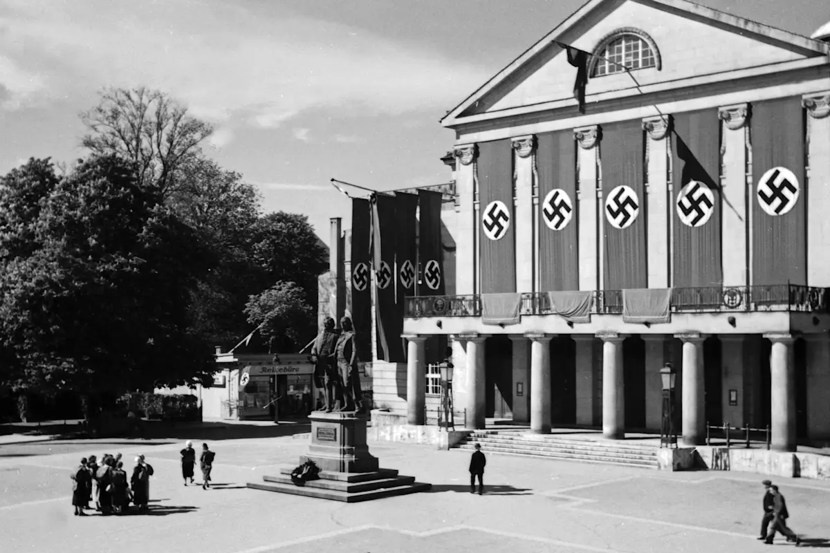 Weimarer Theaterplatz mit Hakenkreuzen am Deutschen Nationaltheater